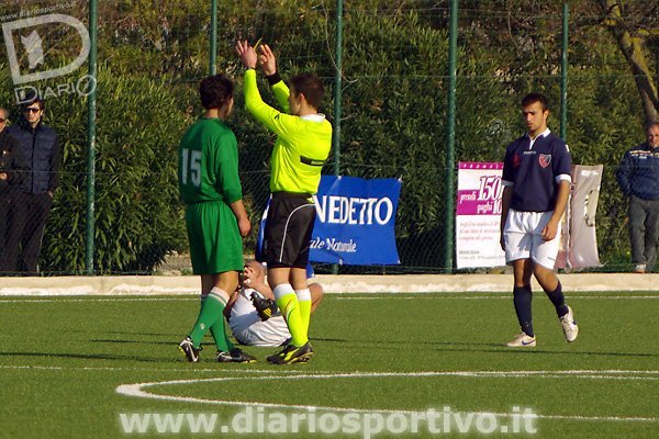 L'arbitro Porta ammonisce Casalunga